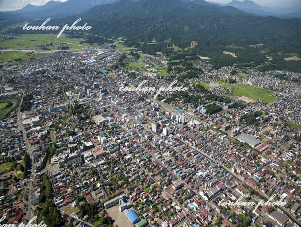 高田駅と雁木の町並みの高田市街地(2011/8)