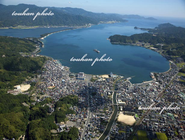 宮津駅と宮津市街地より宮津港と天橋立(2012/8)