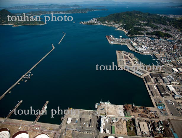 松山港と伊予湾後方に興居島(2013/9)