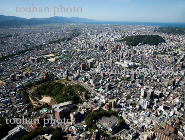 道後公園,湯築城跡(日本百名城),道後温泉周辺より松山市街地(2013/9)