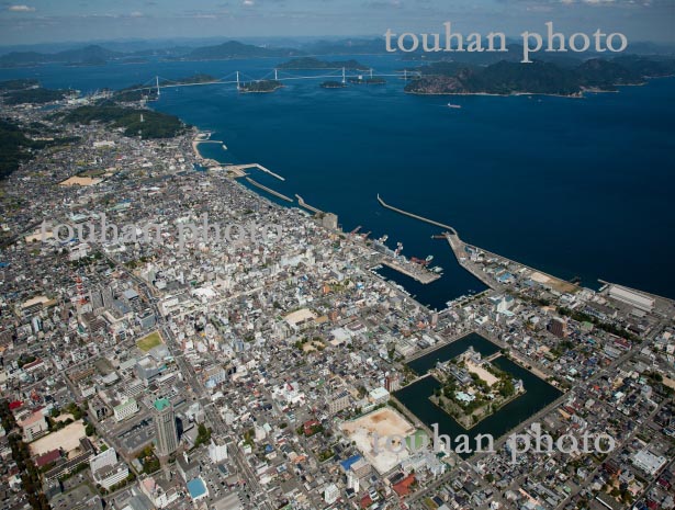 今治市街地より今治港周辺より来島海峡第二大橋と瀬戸内海(2013/9)