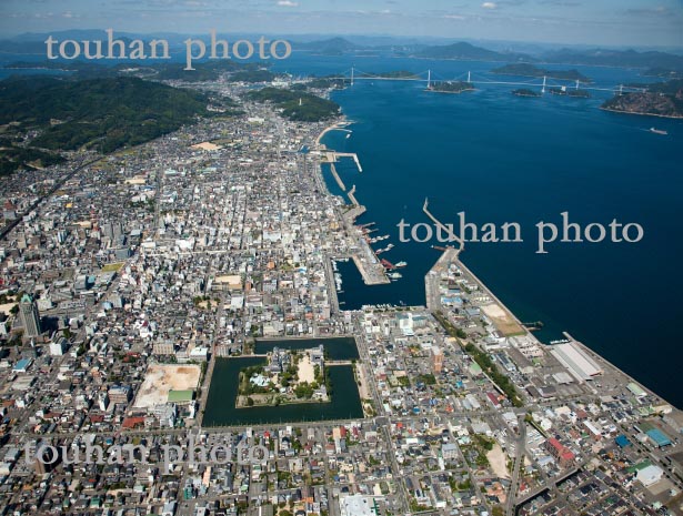 今治市街地より今治港周辺より来島海峡第二大橋と瀬戸内海(2013/9)