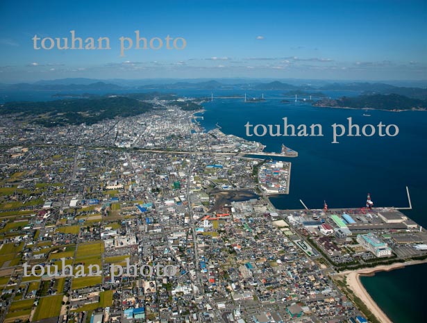 今治市街地より今治港周辺より来島海峡第二大橋と瀬戸内海(2013/9)