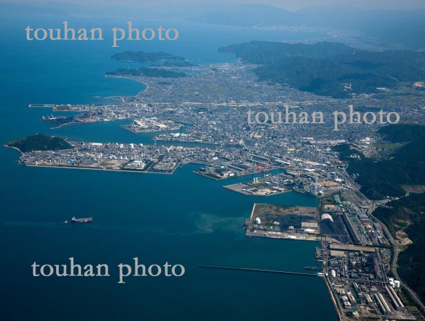 新居浜港と新居浜市街地、新居浜工業地帯周辺(2013/9)