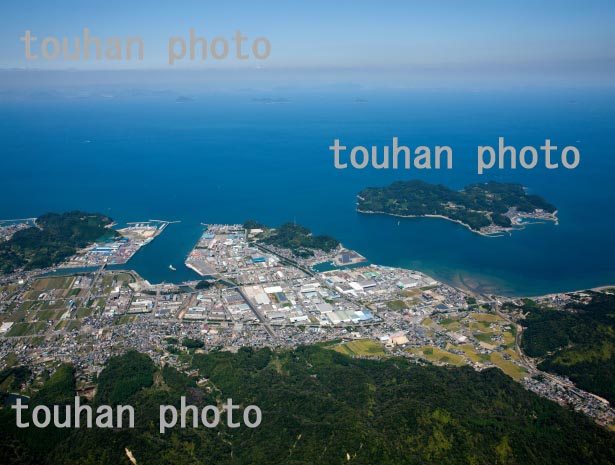 新居浜港東港と工場地区、大島、燧灘(2013/9)