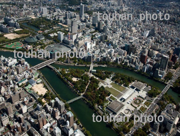 平和記念公園と原爆ドームより広島中心地周辺(2013/9)