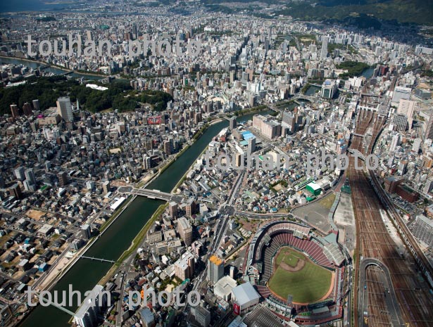 マツダスタジアム(広島市民球場)と広島駅周辺より広島市街地(2013/9)