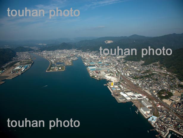 三原市街地と三原駅(尾道糸崎港より三原港と沼田川河口)(2013/10)