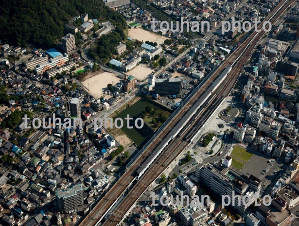 三原城跡(三原駅舎に食い込城跡)と三原駅(2013/10)