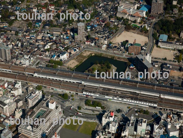 三原城跡(三原駅舎に食い込城跡)と三原駅(2013/10)