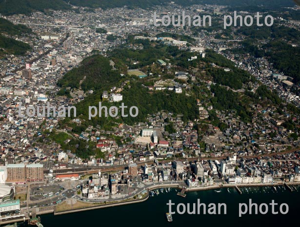 尾道駅より千光寺公園と尾道市街地(2013/10)