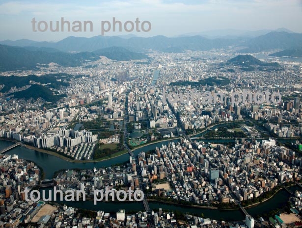 広島市街地(太田川より相生通り広島城,広島県庁,広島駅方面)(2013/10)