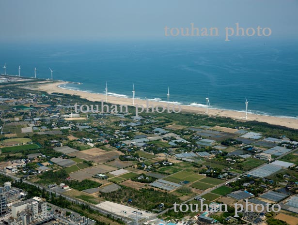 神栖市柳川地区(ビニールハウス群より鹿島灘の風車群(2013/5)