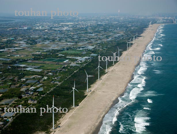 鹿島灘の風力発電の風車群と神栖ビニールハウス群(2013/5)