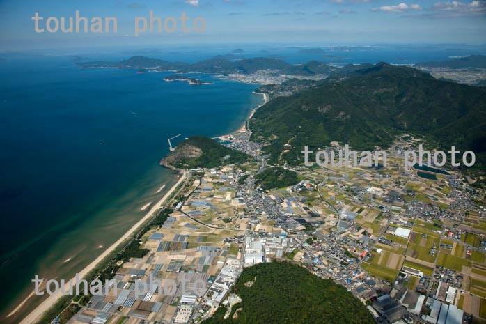 有明浜より江甫草山、高屋神社と父母ケ浜方面の燧灘の海岸線(2013/9)