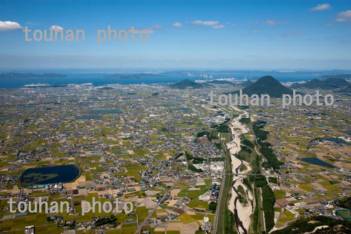 讃岐平野と溜池群(土器川,上池より讃岐富士と瀬戸内海方面)(2013/9)