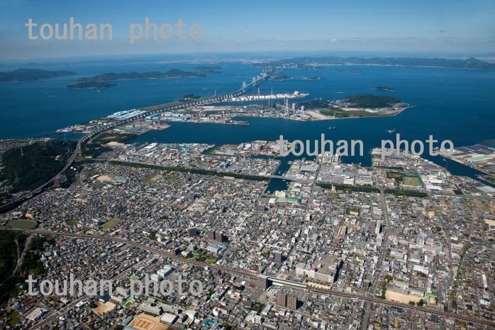 坂出市街地,坂出港より瀬戸大橋とて瀬戸内海(2013/9)