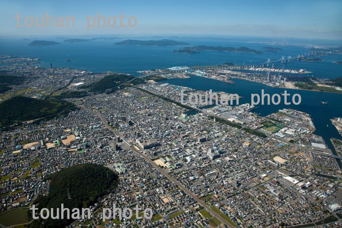 坂出市街地、坂出港より瀬戸大橋とて瀬戸内海(2013/9)