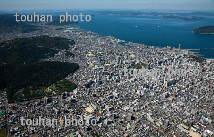 高松市街地と栗林公園より高松港と瀬戸内海(2013/9)