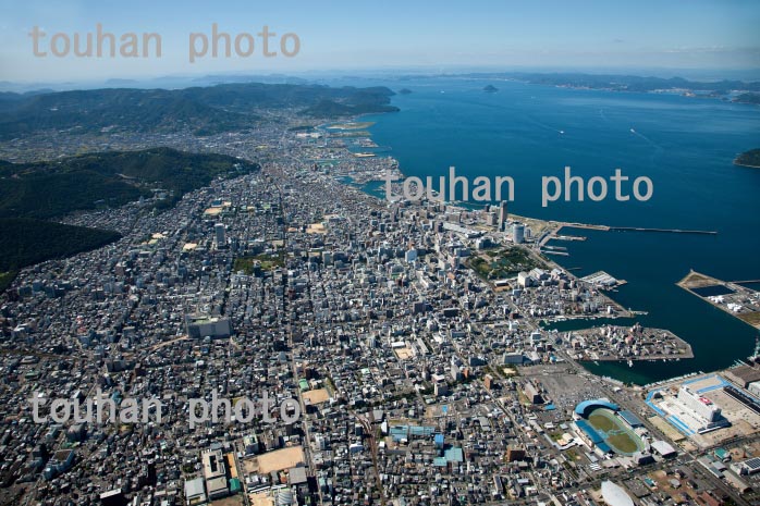 高松市街地より高松港と瀬戸内海(2013/9)