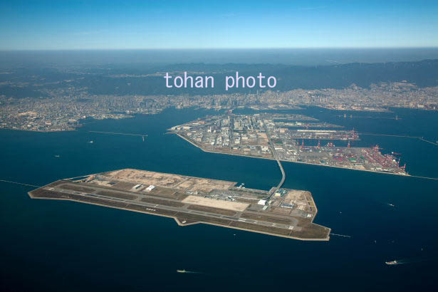 神戸空港(マリンエア)よりポートアイランド,神戸市街地と六甲山(2014/10)