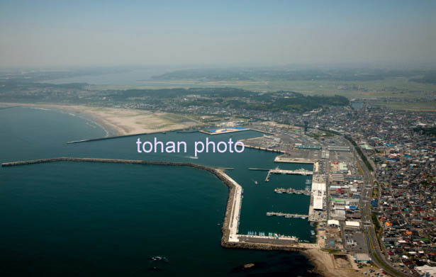 鹿島灘より茨城港大洗地区と大洗サンビーチ,大洗町の街並み(2014/6)