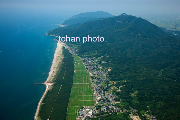 寺泊野積の海岸線と周辺の畑と弥彦山(2014/8)