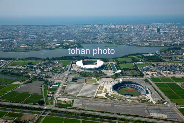 HARDOFFECOスタジアム新潟,デンカビッグ スワンスタジアム周辺より新潟市街地(2014/8)