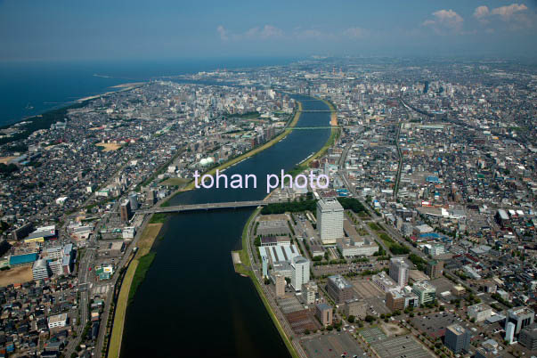 新潟県庁と信濃川より新潟市街地方面(2014/8)