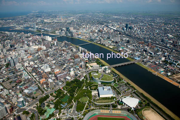 新潟県民会館、市民芸術文化会館と信濃川より新潟市街地と新潟駅(2014/8)