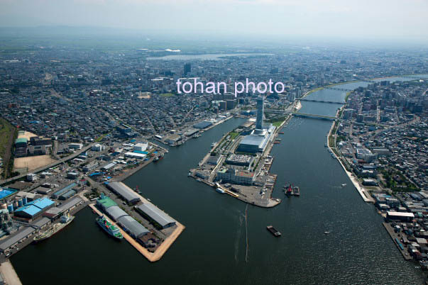 万代島(フェリーターミナル,朱鷺メッセ)と信濃川周辺より新潟市街地(2014/8)