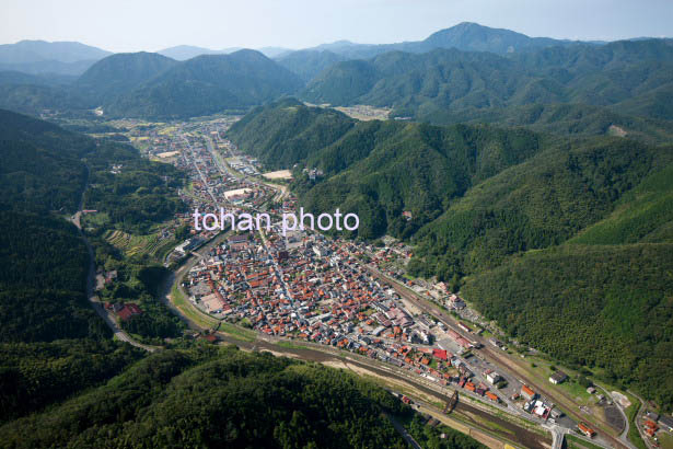 津和野駅と津和野市街地と中国山脈の山並み(2014/9)