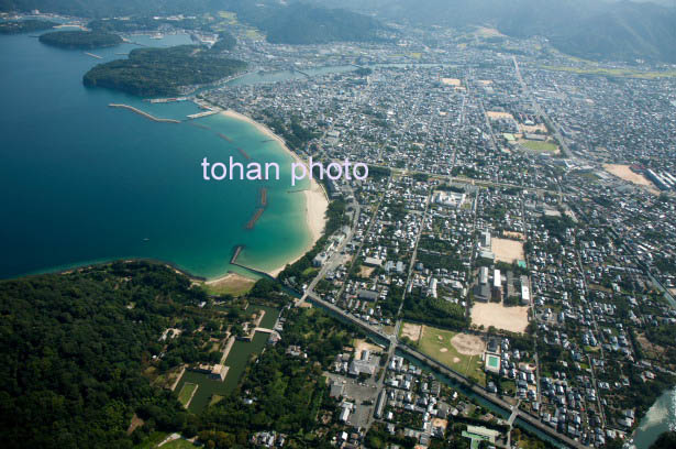 菊ケ浜海水浴場と萩市街地(2014/9)