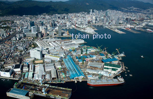 東川崎町周辺の工場群より神戸港と神戸市街地(2015/10)