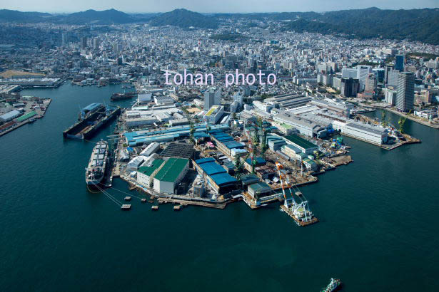 東川崎町周辺の工場群より神戸駅と神戸市街地(2015/10)