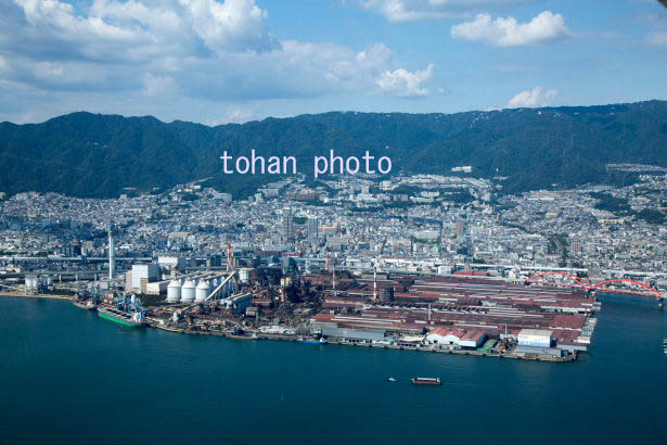 神戸港より灘浜東町の神戸製鉄所と六甲山(2015/10)