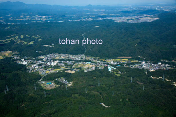 山に囲まれた秋保温泉街と名取川(2015/9)