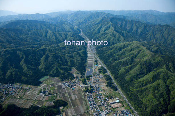 北国街道と北陸自動車道(余呉町より敦賀方面)(2015/5)