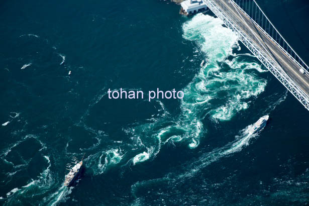 鳴門の渦潮(鳴門海峡)と大鳴門橋,観光船(2015/10)