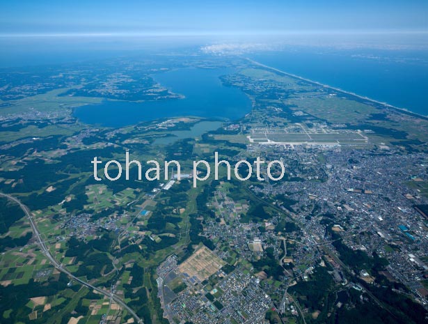 三沢市街地と三沢空港より小川原湖,姉沼方面(2016/8)