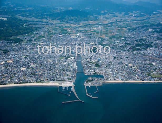 伊勢湾より津松坂港と津市街地(2016/6)