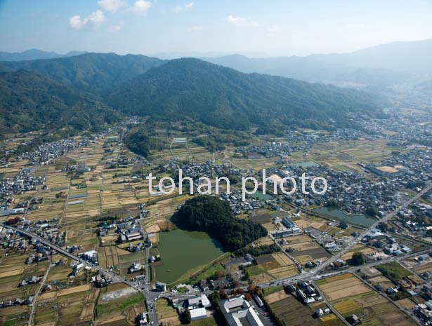 箸墓古墳周辺より三輪山,大神神社方面(2016/11)