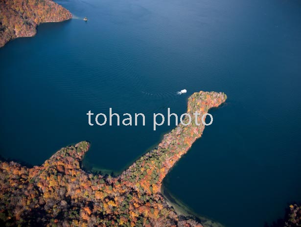 紅葉の八丁出島と中禅寺湖(日光国立公園)と観光船(2016/11)