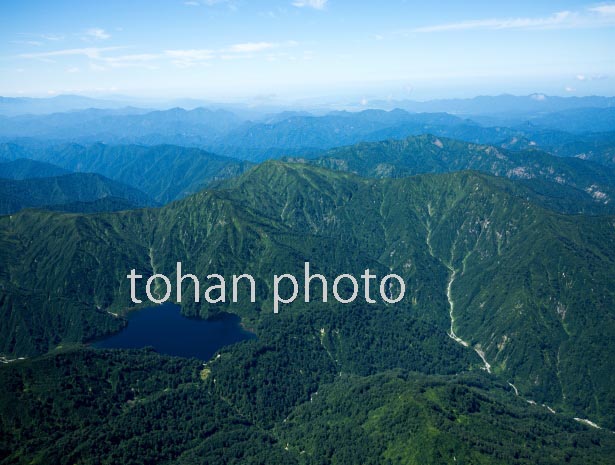 大鳥池、桝形山,化穴山周辺より村上市方面(2016/8)