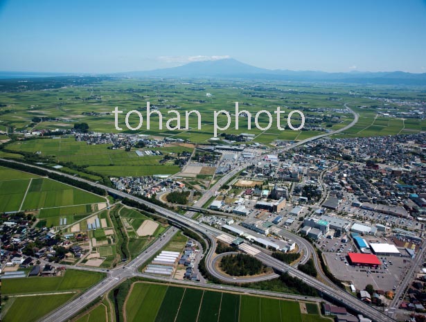 鶴岡インター(山形自動車道)周辺より庄内平野と鳥海山方面(2016/8)