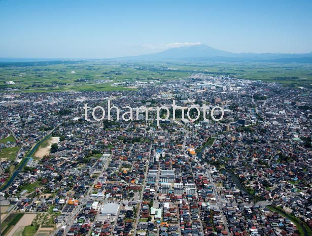 鶴岡市街地と鶴岡駅周辺より庄内平野と鳥海山方面(2016/8)