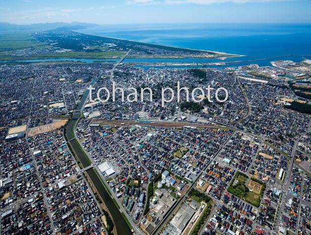 酒田駅と酒田市街地,酒田港,最上川河口方面(2016/8)