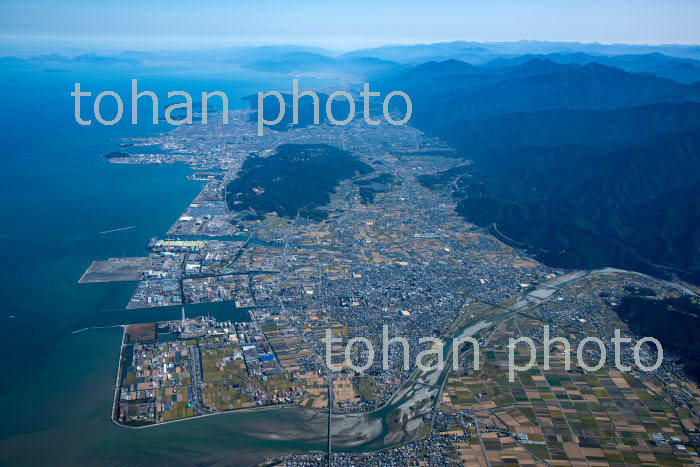 西条市街地より新居浜方面の工業地区海岸線(2018/10)