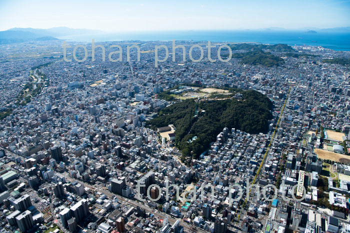 松山市街地(松山駅と松山城)周辺より瀬戸内海方面(2018/10)