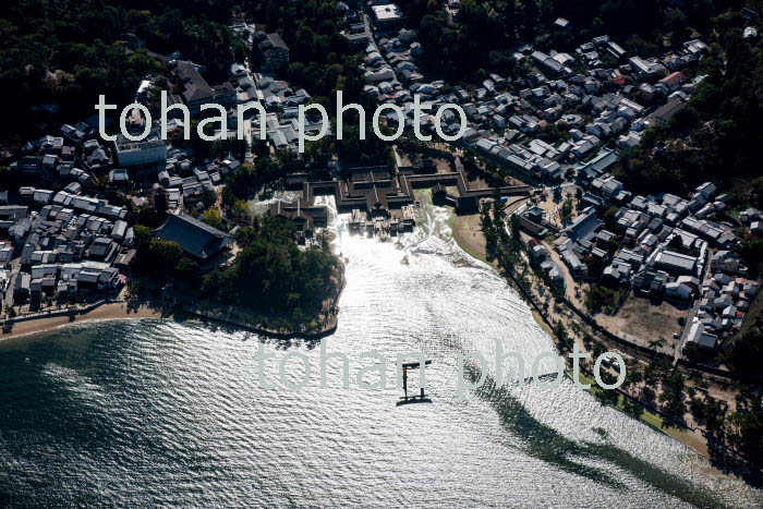 光り輝く厳島神社(安芸の宮島)周辺(世界遺産,日本三景)(三角州地帯)(2018/10)